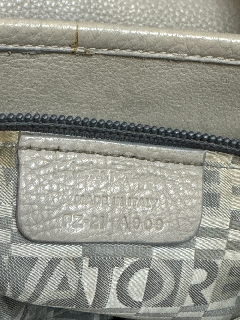 Classic Salvatore Ferragamo  Leather Tote Bag in Taupe beige